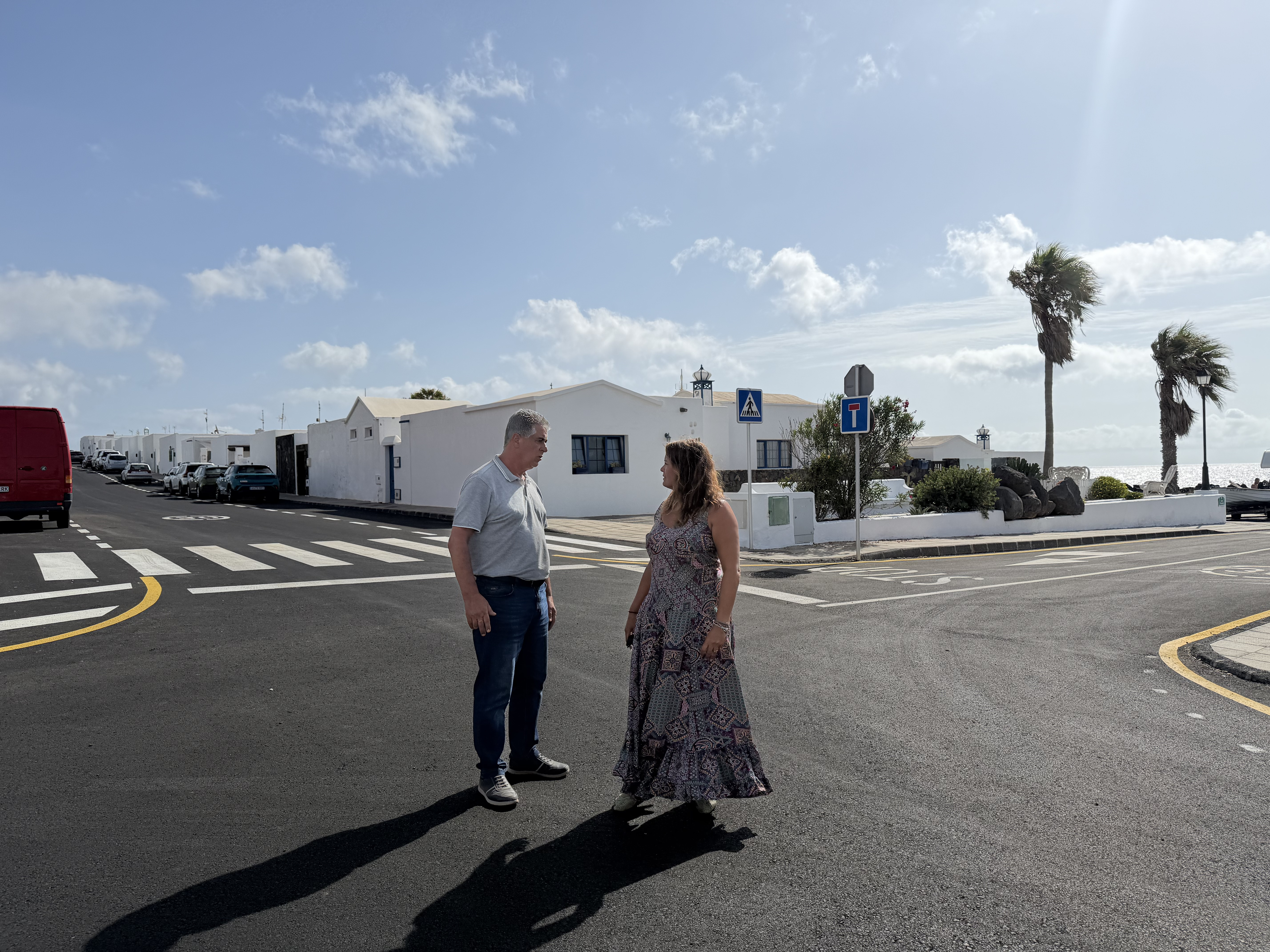 Olivia Duque y Eugenio Robayna - Asfaltado Los Cocoteros