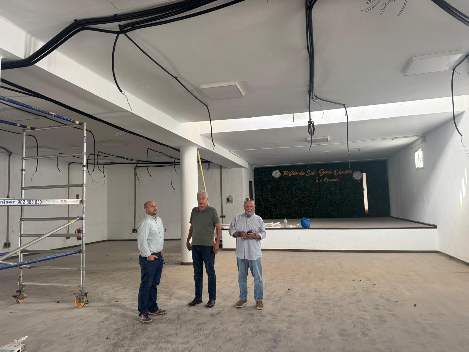 Jose-Juan-Cruz-supervisa-las-obras-de-remodelacion-del-centro-sociocultural-de-La-Asomada.jpeg