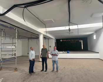 Jose-Juan-Cruz-supervisa-las-obras-de-remodelacion-del-centro-sociocultural-de-La-Asomada.jpeg