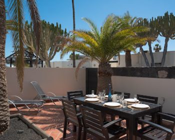 lanzahost-casa-sunny-seafront-costa-teguise+-lanzarote