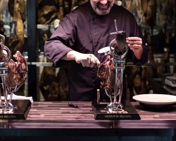 miguel-soria-a-cuchillo-jamonería-costa-teguise-lanzarote