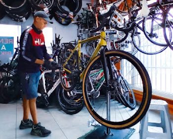 Bike Doctor in Playa Honda is the immediate Bike Hire location to Lanzarote Airport. Our "Fly & Ride Service" is tailored to those who wish to seamlessly change the airline-seat to the bike-sattle in less than 1 hour. This includes time to select and adjust your bike in our premises. A resevation for two or more in the part, for a duration of three days and more will entitle you for being picked up timely from your flight with our shuttle-van.  Within three minutes you begin to choose your bike and gadgets, we adjust and let you off for the perfect bike vacation, while always being there to help you if somethng happens whenever on the island.