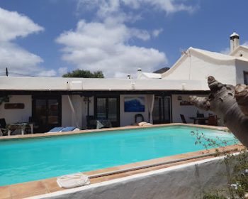 tías-habitaciones-de-hotel-en-chalet-típico-lanzarote